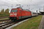 101 067-7 erreicht am 20.10.2018 mit dem IC2212 von Stuttgart Hauptbahnhof nach Ostseebad Binz den Rostocker Hauptbahnhof.