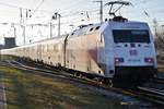 101 063-6 schiebt am 24.02.2019 den IC2217 von Stralsund Hauptbahnhof nach Stuttgart Hauptbahnhof aus dem Rostocker Hauptbahnhof.