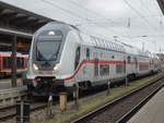 Doppelstock-Steuerwagen 2850 mit einem IC2 nach Leipzig Hbf in Rostock Hbf, 29.11.2020.