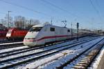 Während 401 054-2 am 31.01.2021 als ICE737 von Stralsund Hauptbahnhof nach Köln Hauptbahnhof den Rostocker Hauptbahnhof erreicht, fährt 101 060-2 mit dem IC2239  Warnow  von Warnemünde nach Leipzig Hauptbahnhof aus. 