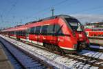 442 356-2 macht sich am 31.01.2021 als S3 (S 33915) von Warnemünde nach Güstrow im Rostocker Hauptbahnhof auf den Weg.