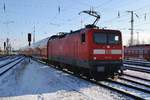 112 124 stellt am 31.01.2021 den RE5 (RE4363) nach Elsterwerda im Rostocker Hauptbahnhof bereit. 