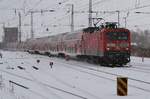 114 040 erreicht im Schneetreiben des 10.02.2021 mit dem RE5 (RE4354) von Elsterwerda den Rostocker Hauptbahnhof.