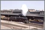 Eine 52er unbekannter Nummer durchquert den Bahnhof Rostock Hbf. (Archiv 04/78)