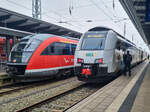 VT 642 548 mit RB 12 nach Graal Müritz neben ET 4746 807 auf dem RE 9 nach Sassnitz in Rostock Hbf, 26.11.2022.