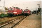 Zwei S-Bahnzge treffen sich am 28.September 1996 im Rostocker Hbf.
Die linke S-Bahn ist mit der 143 232 und die rechte S-Bahn ist mit der 143 105 bespannt.