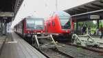 Auf Gleis 4 eine S-Bahn mit BR 628 zum Seehafen von Rostock. Und daneben eine Doppelstockwagengarnitur nach Berlin.