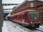 628 952 verlsst als S-Bahnlinie S3 den Rostocker Hbf in Richtung Seehafen Nord. Im Hintergrund das Empfangsgebude.
17.01.10