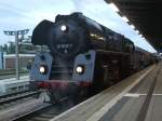 01 1533-7 mit Sonderzug 2109 von Rostock Hbf Richtung Hamburg-Altona kurz vor der Ausfahrt im Rostocker Hbf.(21.09.10) 