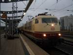 103 184-8 steht in Rostock Hbf und wartet auf die Fahrt nach Kln.
18.11.2010