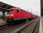 143 952 0 mi einer S-Bahn nach Warnemnde am 27.11.2011 im Bahnhof von Rostock HBF