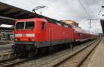 Hier 143 333-3 mit einem RE5 (RE18590)  Warnemünde-Express  von Berlin Hbf. (tief) nach Warnemünde, bei der Ausfahrt am 26.7.2015 aus Rostock Hbf. 