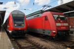 Hier links ein RE5 (RE4365) von Rostock Hbf. nach Lutherstadt Wittenberg (Schublok war 112 108) und rechts 101 001-6 mit IC2376 von Karlsruhe Hbf. nach Stralsund Hbf., diese beiden Züge standen am 26.7.2015 in Rostock Hbf. 