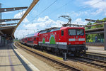 RE 5 mit einer 112er Werbe-Lok auf Gleis 8 im Rostocker Hbf.