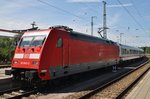 101 045-3 erreicht mit dem IC2239  Warnow  von Warnemünde nach Leipzig Hauptbahnhof am Nachmittag des 22.7.2016 den Rostocker Hauptbahnhof.