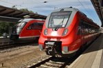 642 050-8 wartet am 20.8.2016 als RB13122 von Rostock Hauptbahnhof nach Wismar, auf dem Nachbargleis steht 442 357-0 als S1 nach Warnemünde im Rostocker Hauptbahnhof.