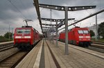 101 083-4 begegnet zusammen mit dem IC2213 von Ostseebad Binz nach Stuttgart Hauptbahnhf im Rostocker Hauptbahnhof der 120 204-3 mit einem RE1 (RE4309)  Hanse-Express  Hamburg Hauptbahnhof-Rostock