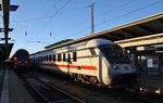 IC2216 von Stuttgart Hauptbahnhof nach Stralsund Hauptbahnhof wartet am Abend des 18.9.2016 im Rostocker Hauptbahnhof auf Ausfahrt.