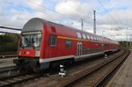 Von 143 193-1 geführt verlässt der RE18490  Warnemünde-Express  von Berlin Hauptbahnhof (tief) nach Warnemünde am 8.10.2016 den Rostocker Hauptbahnhof.