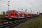 RE5 (RE4359) von Rostock Hauptbahnhof nach Berlin Südkreuz verlässt am Vormittag des 23.10.2016 geschoben von 112 107 den Rostocker Hauptbahnhof.