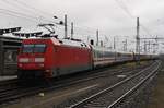 101 011-5 drückt am 11.12.2016 den IC2417 nach Köln Hauptbahnhof aus dem Rostocker Hauptbahnhof.