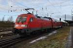 182 017 drückt am 14.1.2017 den RE1 (RE92307)  Hanse-Express  von Blankenberg(Meckl) in den Rostocker Hauptbahnhof.