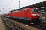 120 202-7 steht am 4.2.2017 mit dem RE1 (RE4308)  Hanse-Express  nach Hamburg Hauptbahnhof im Rostocker Hauptbahnhof bereit.