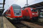 RE5 (RE4354) von Wünsdorf-Waldstadt mit 112 113 trifft am 4.2.2017 im Rostocker Hauptbahnhof auf 101 054-5 mit IC2182 von Hannover Hauptbahnhof nach Stralsund Hauptbahnhof.