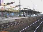 Am 08.05.2005 bot der Neubau des Bahnhofsgebudes in Rsselsheim dem Fotografen diesen Anblick, rechts von der Dachkonstruktion des knftigen Empfangsgebudes das alte denkmalgeschtzte Bahnsteigdach,