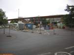Da der neue ZOB in Rsselsheim sich bereits in Betrieb befand, waren die alten Bussteige eingezunt und die ersten Wartehallen schon  abgerissen.