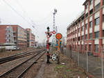 Mini Flügelsignal am 07.01.17 in Rüsselsheim Bhf vom Bahnsteig aus fotografiert