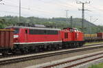 Am 12.05.2023 drückt die WFL 202 264-8 die Triangula 140 855-8 und mit Holz beladene Eaos-Wagen von der Verladestelle kommend in den Bahnhof Saalfeld (S).