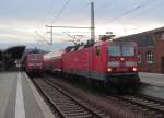 143 566-8 und 111 219-2 stehen am 09. Januar 2014 mit ihren Regionalbahnen nach Großheringen und Bamberg im Bahnhof Saalfeld (Saale).