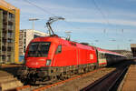 1116 050 “Robert” an der Leergarnitur des EC 217 in Saarbrücken Hbf am 27. Januar 2024