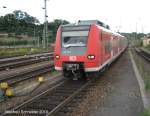 Eine Regional Bahn fhrt den Saarbrcker-Hauptbahnhof an.