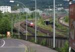 Saarbrcken Hauptbahnhof - Hier mal ein berblick ber die (Nord)West Ausfahrt des Hbf. Saarbrcken.

Ganz nach links geht es ins Fischbachtal (Schleifmhle).
Hier kam frher noch eine Brcke ber die Gleisanlage zur rechten Seite als Verbindung zum Saardamm und zur Burbacher Htte.
Die 3 Gleise links am Rand fhren (KBS 685) nach Burbach und Richtung Trier.
Die beiden Gleise (tief) in der Mitte gehen zur Gterumfahrung Richtung Rangierbahnhof.
Die zwei Gleise rechts (KBS 682) gehren zur Forbacher Bahn Richtung Saardamm und Frankreich.

Hier nicht im Bild noch weiter vorne rechts (dort wo frher das Gleis ber der Brcke einfdelte) liegt der bergabe Anschlu der Saarbahn zur KBS 682. Dieser wird aber zur Zeit nicht genutzt weil keine Saarbahnen mehr zum Messegelnde Saarbrcken fahren.
Links wo die grauen und weien Gebude stehen befand sich das alte Bahnbetriebswerk Saarbrcken.
16.06.2013