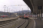 185 039 kommt mit drei leeren Rungenwagen durch den Hauptbahnhof Saarbrücken gerollt. Nur selten fahren Güterzüge durch den Hbf., meist wird die Güterzugumgehungsstrecke genutzt. Zur Zeit finden aber in SSH Weichen- und Gleiserneuerungen statt, die die Kapazitäten einschränken. 18.02.2017