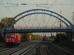 185 275 durchfährt den Bahnhof Salzbergen Salzbergen und unterquert die im Jahre 2005 neu errichtete Brücke der ehemaligen Bundesstraße 65, aufgenommen vom Ende des Bahnsteigs, 30.09.13