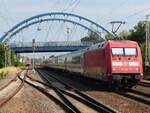 101 084 mit IC 2207 nach Köln in Salzbergen, 20.06.2023 - Aufnahme vom Ende des Bahnsteig.