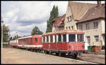 Auf Gleis 25 im Bahnhof Salzwedel standen am 29.8.1993 diese alten Triebwagen Beiwagen.