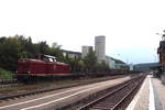 212 371-9 der UTL (Umwelt- und Transportlogistik GmbH, Singen (Hohentwiel)) hat im Bahnhof Schelklingen einen Ganzzug aus vierachsigen Rungenwagen zusammenrangiert, ca. 400 m lang, und wartet nun auf Ausfahrt in Richtung Ulm.
Aufnahmedatum: 13.09.2018; 15:25 Uhr