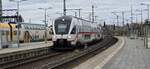 IC 2 Kiss 4110 117/617 mit dem Taufnahmen  Mecklenburgische Ostseeküste  ist auf dem IC 2273 von Rostock Hbf (WR) nach Chemnitz Hbf (DC) über Berlin (BL) pünktlich unterwegs, hält grade in Schwerin Hbf (WS) abweichend auf Gleis 3 am 01.02.2025