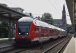 Hier ein RE1 (RE4309)  Hanse-Express  von Hamburg Hbf. nach Rostock Hbf., dieser Zug stand am 21.7.2014 in Schwerin Hbf. Schublok war 112 152-4.