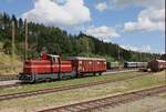 Bahnhofszene mit abgestelltem Rollmaterial am 21.08.2022 im Museumsbahnhof Seebrugg, aufgenommen mit Tele vom Parkplatz aus. Die Personenwagen im Hintergrund warten zum Teil noch auf die Aufarbeitung.