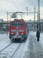 Hier fhrt 111010, auch wenn man die Nummer wegen der stark vereisten Lokfront nicht erkennt, zusammen mit 111096 und ihrem RE9 voller Fussballfans am 18.12.