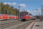 Die DB 245 006 verlässt mit einem IRE nach Basel Bad Bf den Bahnhof von Singen. Im Hintergrund ist eine weitere, abgestellte Komposition mit Doppelstockwagen und einer DB 245 zu sehen. 

19. September 2022