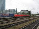 2 x Br 185 mit einer rollenden Landstraße und einigen Containerwagen wartet am 7. Juni 2008 in Singen (Htw) darauf, nach Schaffhausen ausfahren zu dürfen.