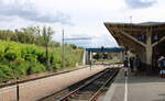 Die Bahnsteige 4 und 5 im unteren Teil vom Turmbahnhof in Smmerda, am 17.08.2024. Heute enden hier die Zge der Erfurter Bahn aus Buttstdt. Frher konnte man weiter bis nach Groheringen fahren. Oben kreuzt die Strecke von Erfurt nach Sangerhausen.