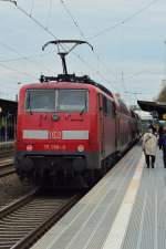 111 098-0 schiebt einen RE7 nach Krefeld, hier steht der Zug in Solingen Hbf. 9.11.2014