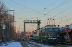 Am 11.02.2021 zog 140 128 die 140 423 von Seelze nach Koblenz-Lützel durch Solingen Hbf.